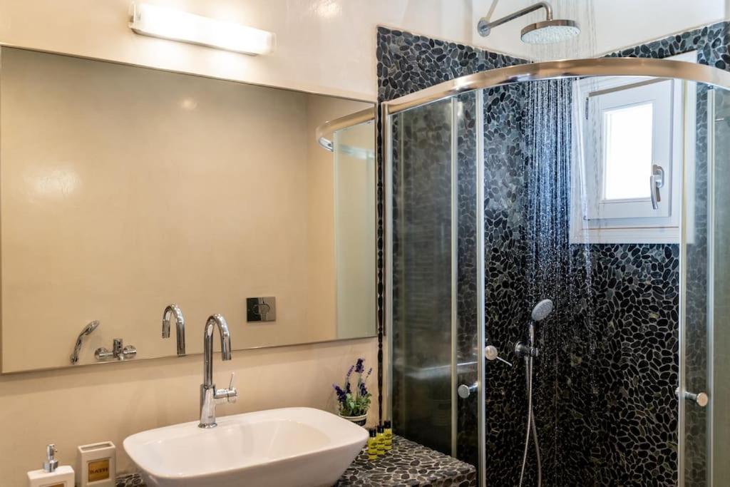In The Heart Of & Free Pool - Nychteri Apartment